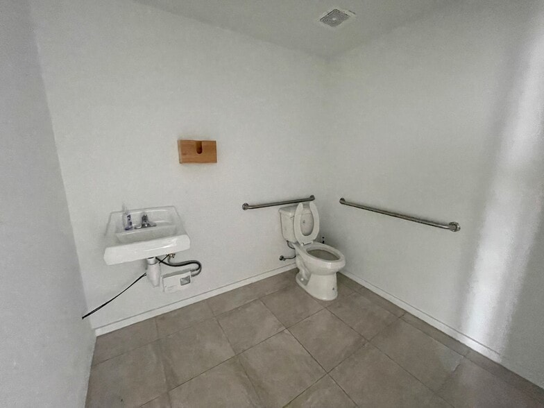 More Photos Of 1427 N Austin St, Seguin Flex For Lease