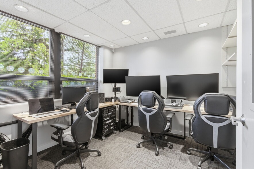 More Photos Of 7731 Traders Ln, Indianapolis Office For Sale