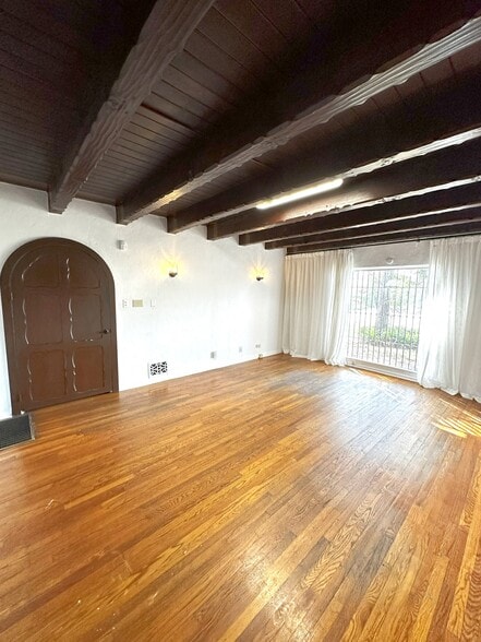 More Photos Of 10623 Riverside Dr, North Hollywood Office For Lease