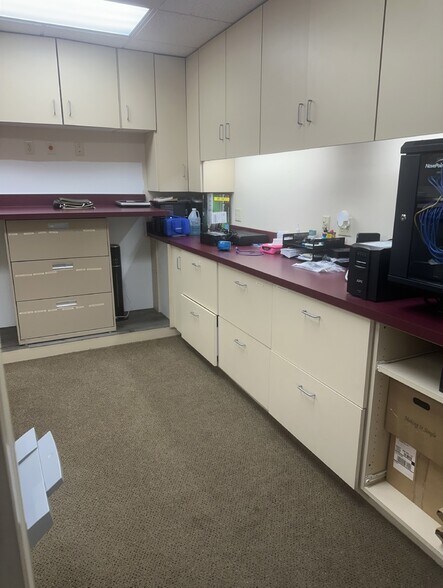 More Photos Of 1307 Albion Ave, Fairmont Office For Lease