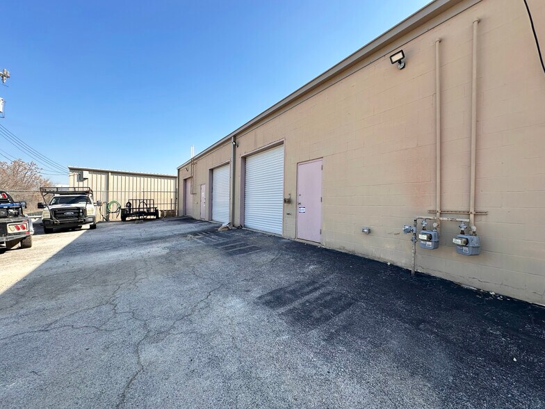 More Photos Of 313 N Park Dr, San Antonio Warehouse For Lease