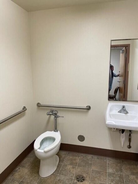 More Photos Of 3052 Samike Dr, Medford Freestanding For Lease