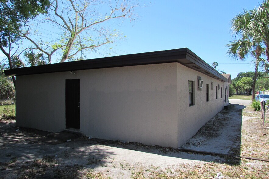 More Photos Of 12811 Kenwood Ln, Fort Myers Office For Lease