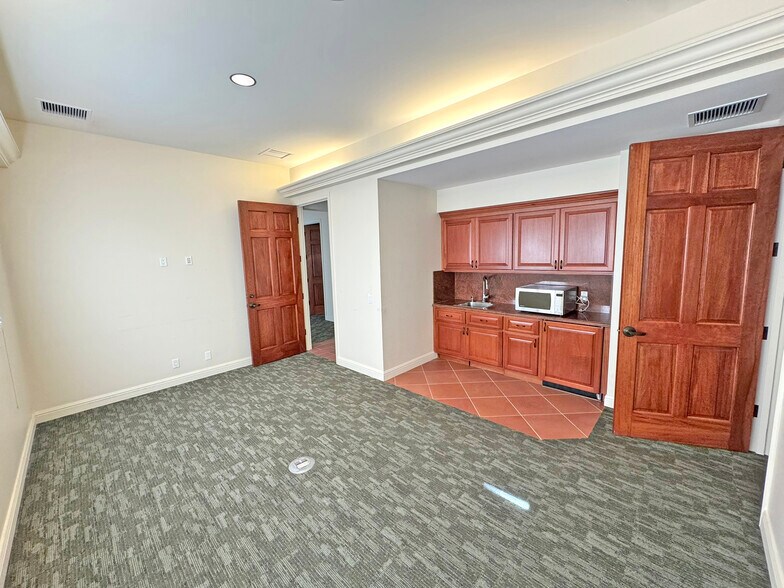 More Photos Of 1715 State St, Santa Barbara Office For Lease