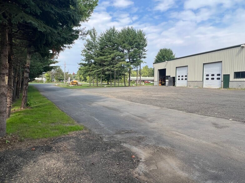 More Photos Of 50 Newberry Rd, East Windsor Service For Lease