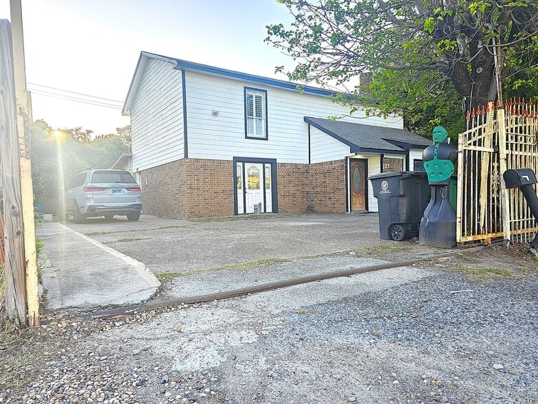 More Photos Of 2131 Campbell Rd, Houston Schools For Sale