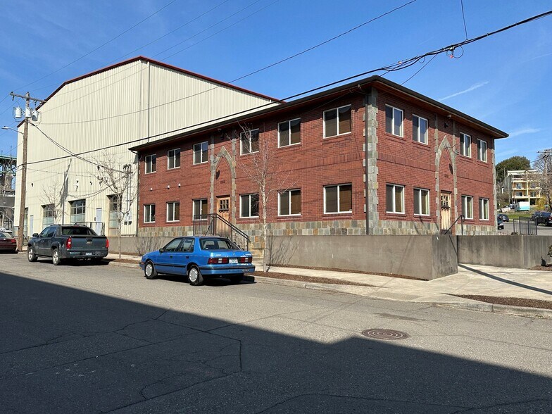 More Photos Of 8613 N Crawford St, Portland Warehouse For Lease