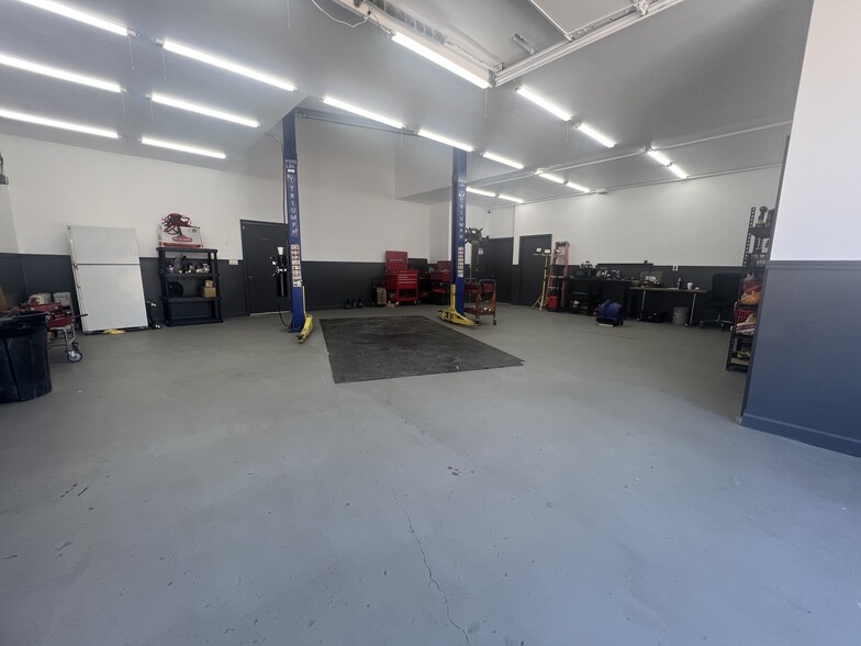 More Photos Of 7112 Blondo St, Omaha Auto Dealership For Sale