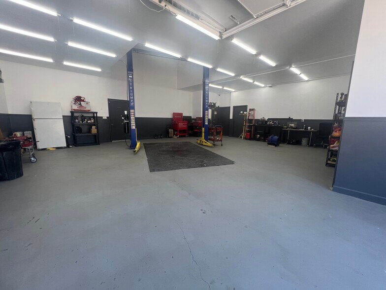 More Photos Of 7112 Blondo St, Omaha Auto Dealership For Sale