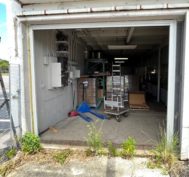 More Photos Of 1917 N Dixie Hwy, West Palm Beach General Retail For Sale