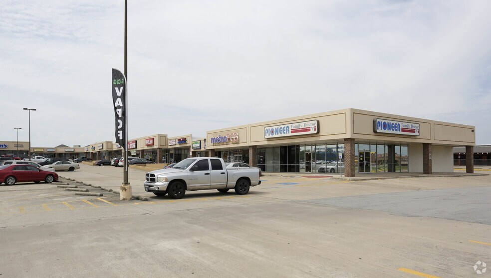 More Photos Of 817 W Pioneer Pky, Grand Prairie Unknown For Lease