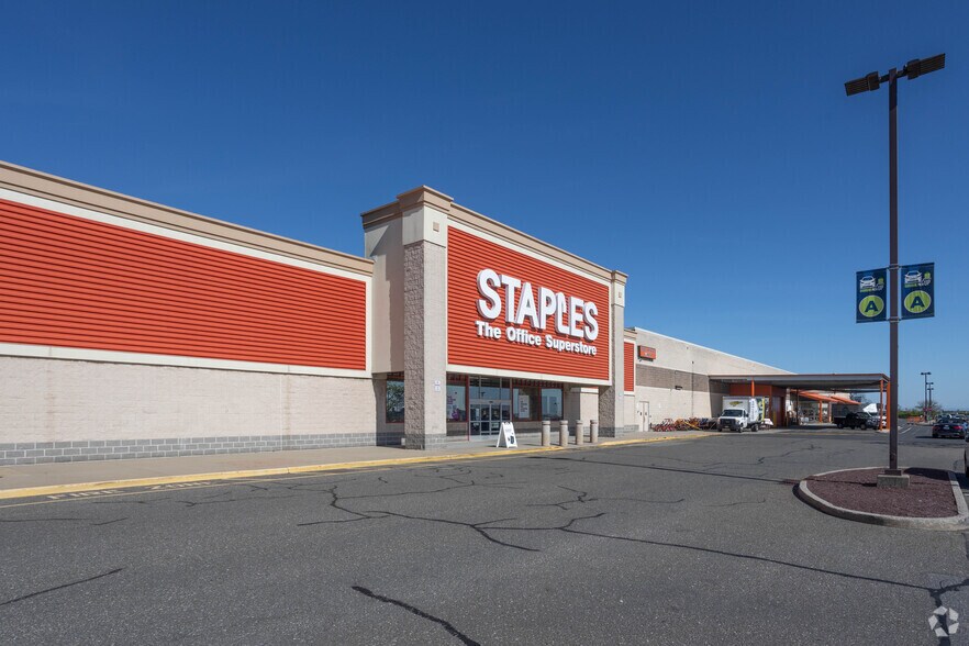 More Photos Of 201-234 Airport Plaza Blvd, Farmingdale Storefront Retail Office For Lease