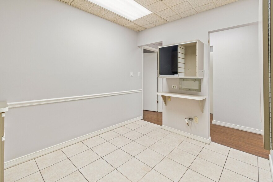 More Photos Of 8525-8549 Gunn Hwy, Odessa Unknown For Lease