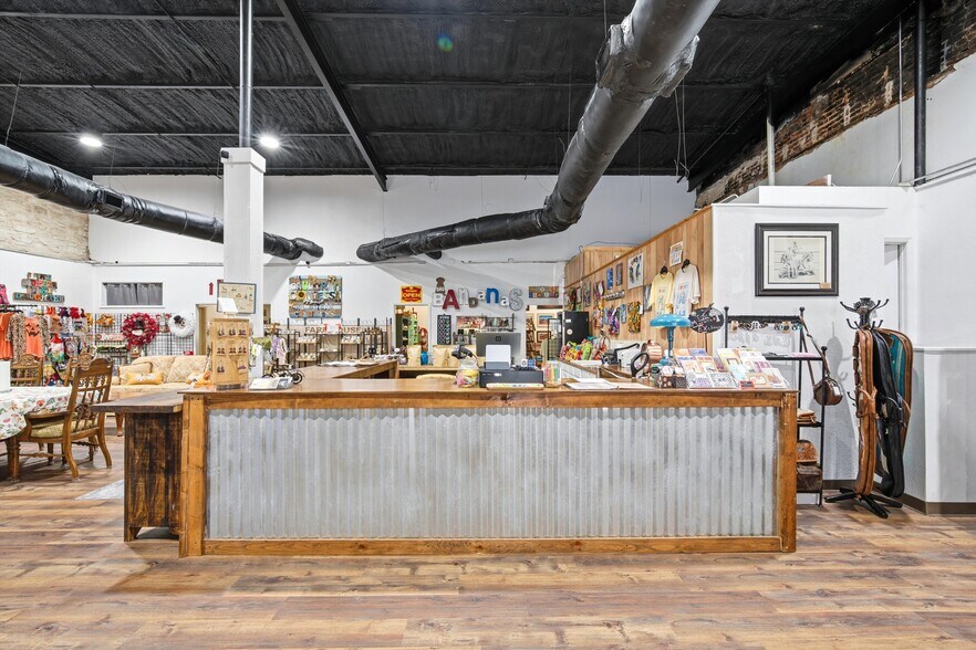 More Photos Of 608 E Leon St, Gatesville Office For Sale