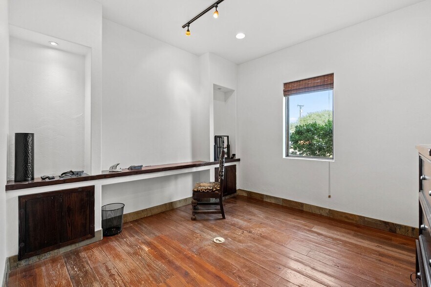 More Photos Of 1703 Highway 35 S, Rockport Office Residential For Sale