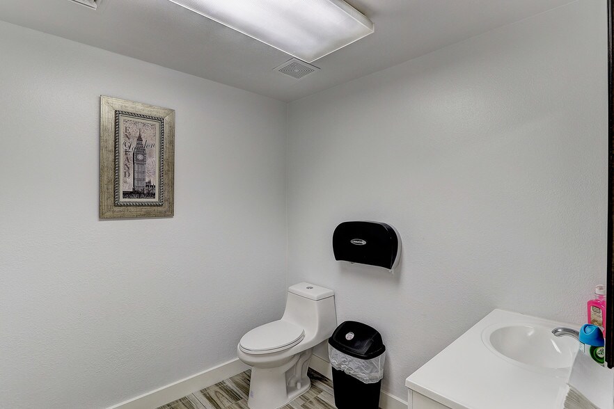 More Photos Of 5901 W Indian School Rd, Phoenix Medical For Sale