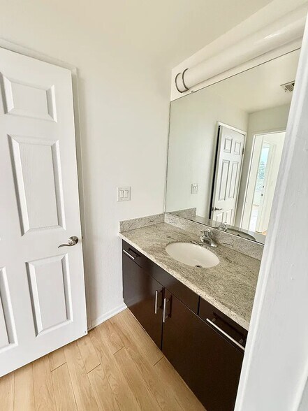 More Photos Of 884 Palm Ave, West Hollywood Apartments For Sale