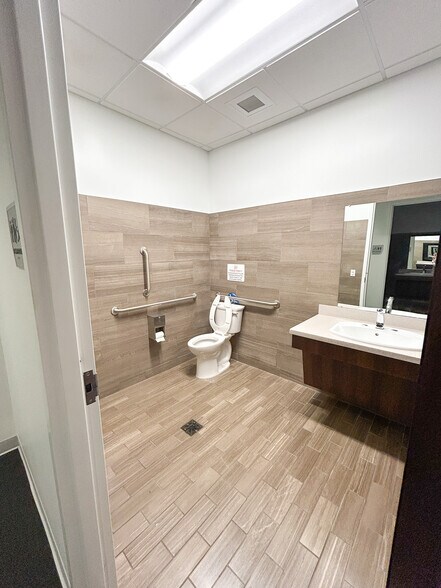 More Photos Of 3 Dauphin St, Mobile Office For Lease