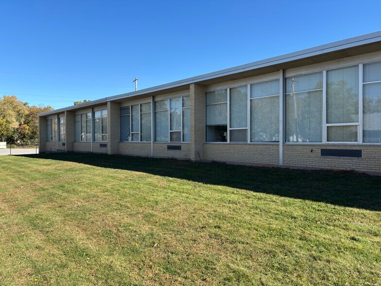 More Photos Of 670 Main Ave, De Pere Schools For Lease