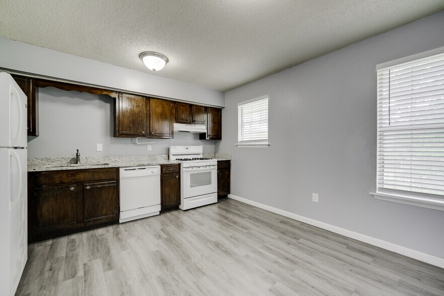 More Photos Of 1906 W Matthews Ave, Jonesboro Apartments For Sale