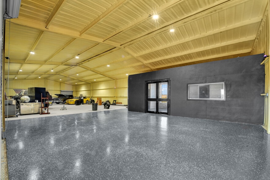 More Photos Of 5989 N FM 51, Weatherford Showroom For Sale