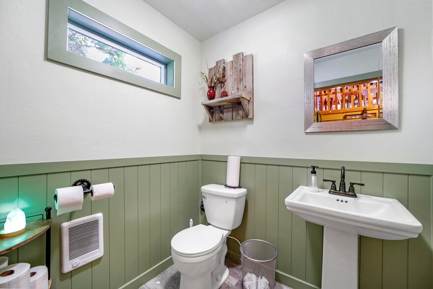 More Photos Of 418 W Spruce St, Mackay Hotel For Sale