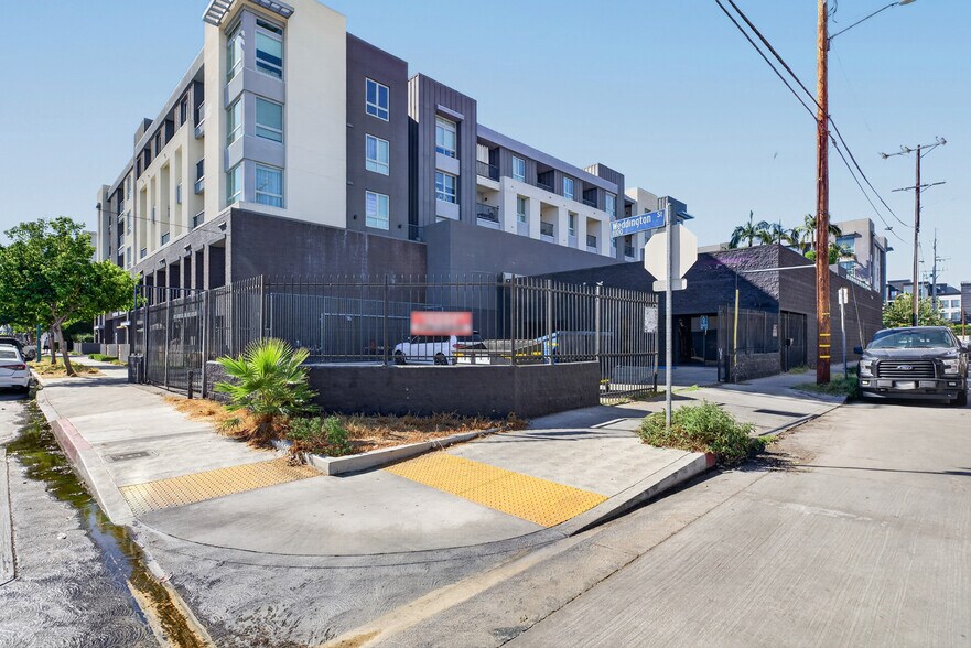 Primary Photo Of 11105 Weddington St, North Hollywood Service For Lease