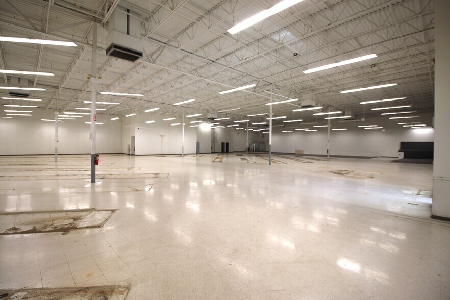 More Photos Of 3632 S Scatterfield Rd, Anderson Freestanding For Lease