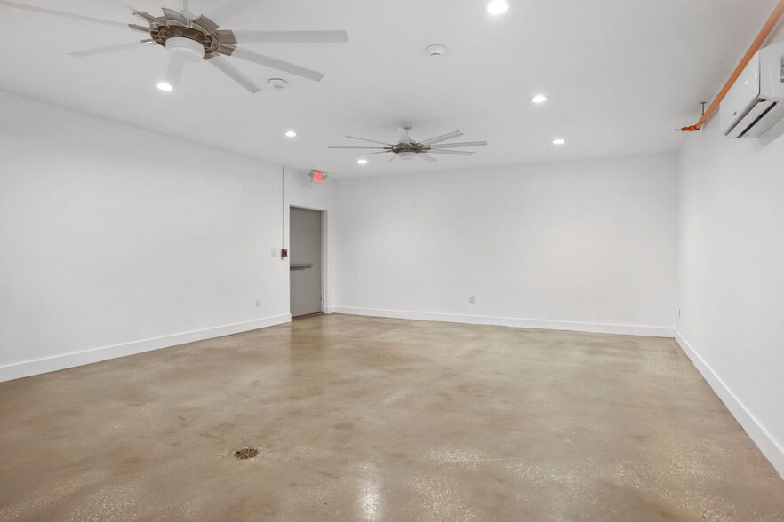 More Photos Of 10830 Navajo Dr, Saint Petersburg Showroom For Sale