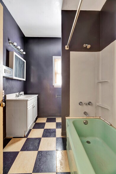 More Photos Of 2107 Harrison Ave, Wilmington Light Distribution For Sale