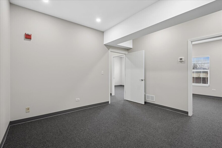 More Photos Of 27W130 Roosevelt Rd, Winfield Office For Lease