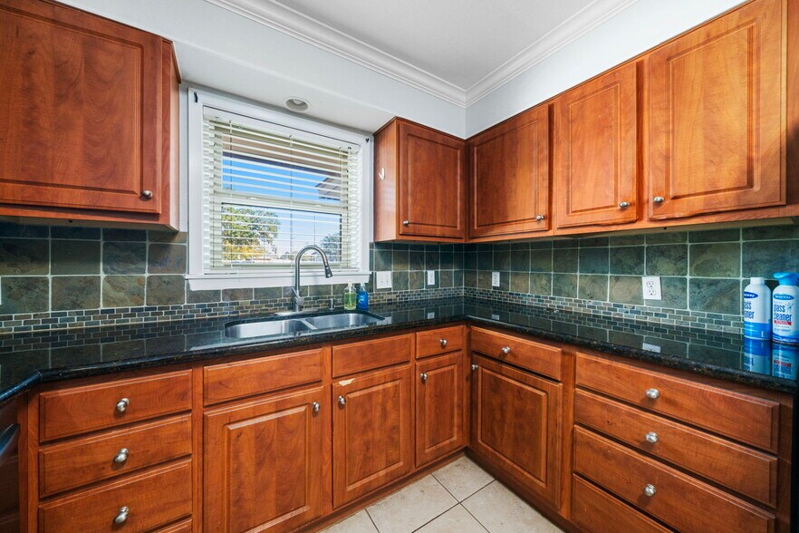 More Photos Of 1723 Campbell Rd, Houston Office Residential For Sale
