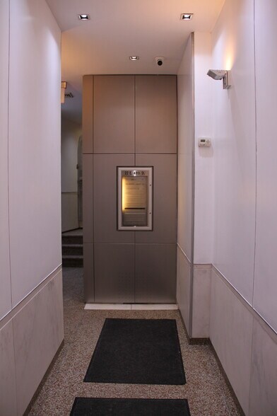 More Photos Of 22 E 49th St, New York Medical For Lease