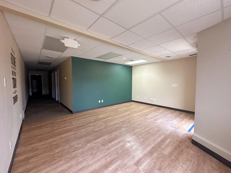 More Photos Of 111 S Walnut St, La Crescent General Retail For Lease