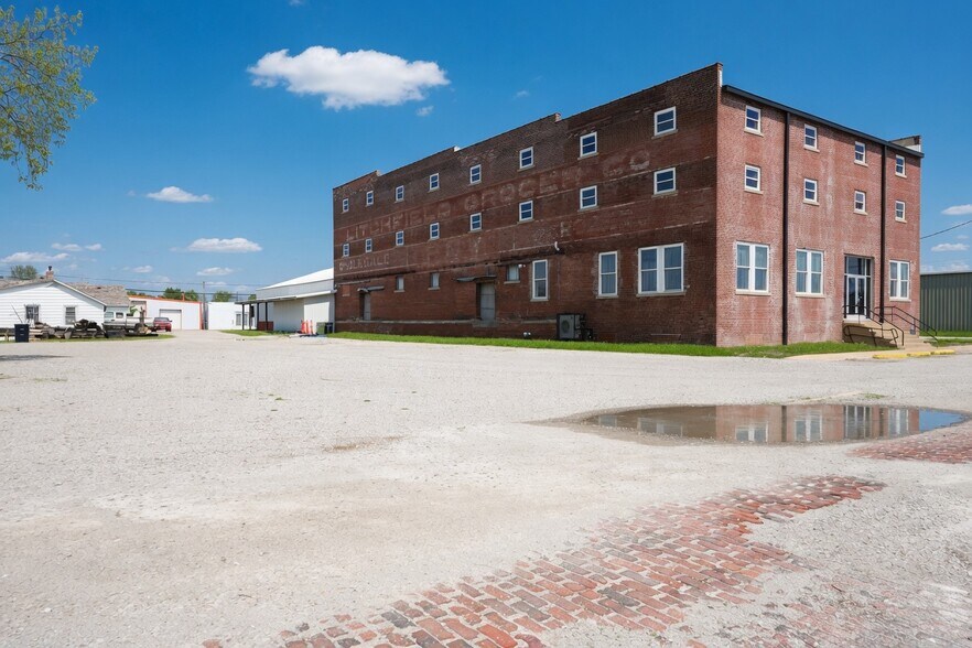 Primary Photo Of 407 W Ryder St, Litchfield Light Distribution For Sale