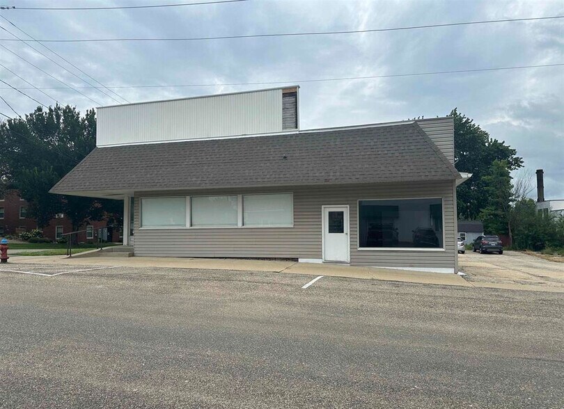More Photos Of 101 S Rose St, Elmwood Office For Sale