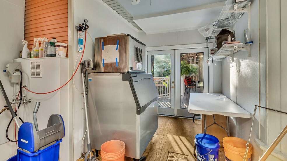 More Photos Of 119 E 37th St, Savannah Restaurant For Sale