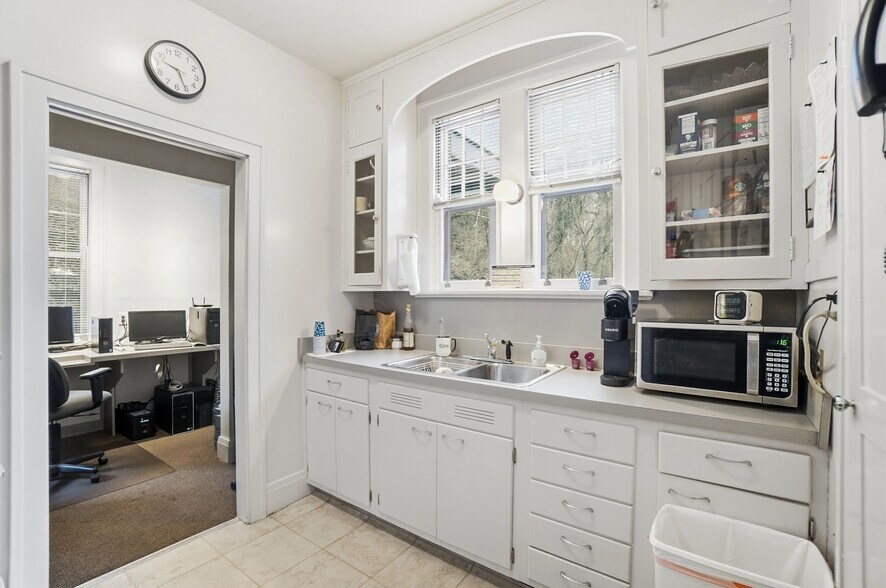 More Photos Of 820 Delta Ave, Cincinnati Office For Sale