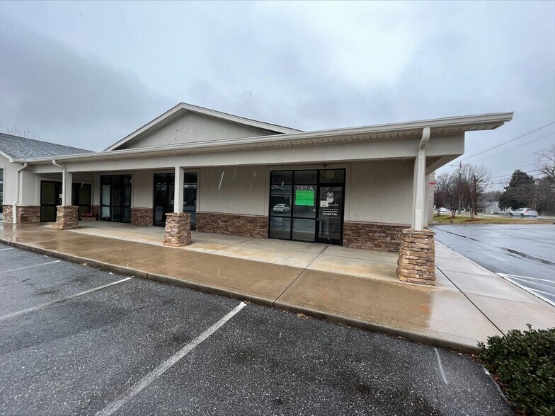 More Photos Of 285 N Main St, Troutman General Retail For Lease