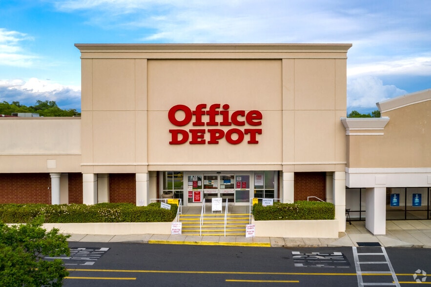 More Photos Of 9905-10101 E Independence Blvd, Matthews Unknown For Lease