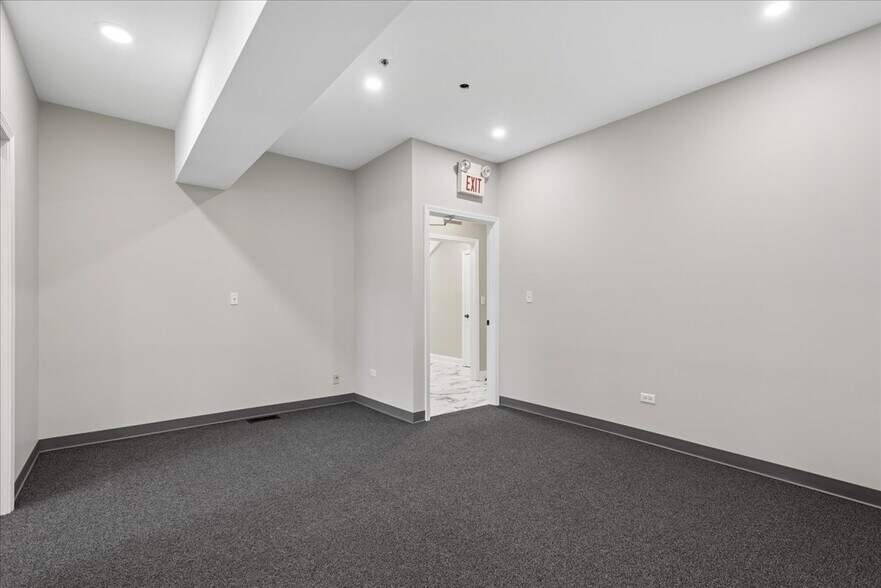 More Photos Of 27W130 Roosevelt Rd, Winfield Office For Lease