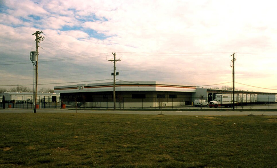 More Photos Of 8390 Hall St, Saint Louis Truck Terminal For Lease