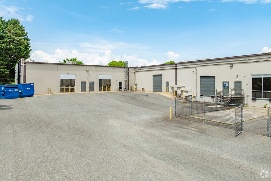 More Photos Of 10420 Harris Oak Blvd, Charlotte Light Distribution For Lease