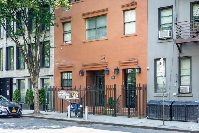 More Photos Of 424 W 49th St, New York Apartments For Lease