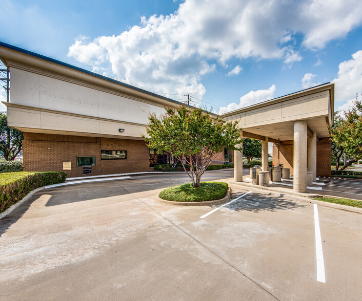 Primary Photo Of 13333 Midway Rd, Farmers Branch Bank For Lease