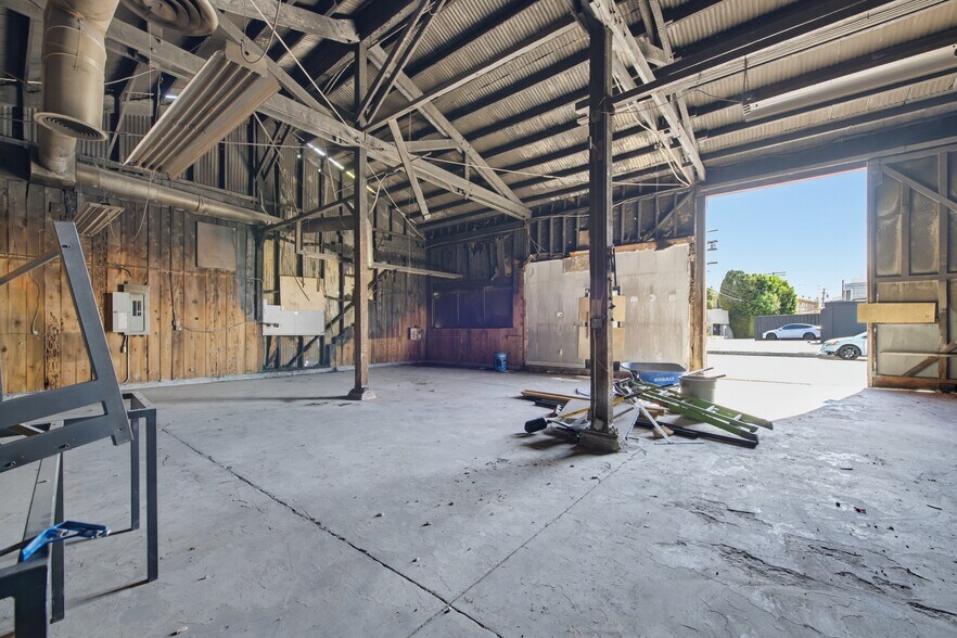 More Photos Of 13831 Ventura Blvd, Sherman Oaks Storefront For Sale
