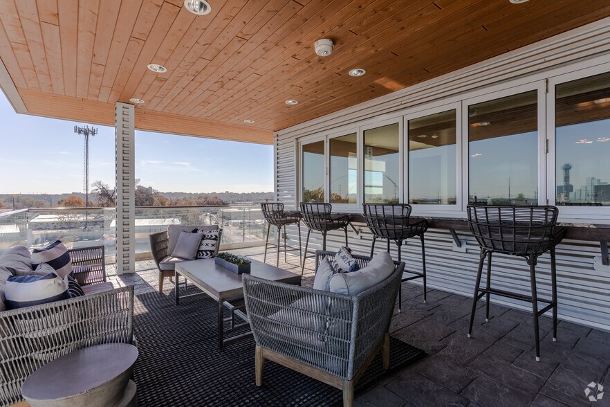 More Photos Of 305 W Commerce St, Dallas Apartments For Lease