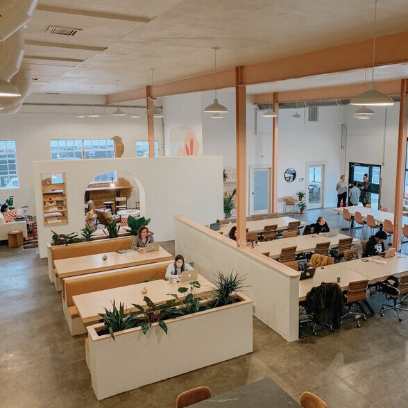 More Photos Of 633-635 W Davis St, Dallas Freestanding For Lease