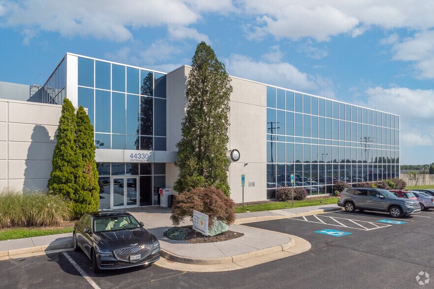 More Photos Of 44330 Mercure Cir, Dulles Town Center Showroom For Lease
