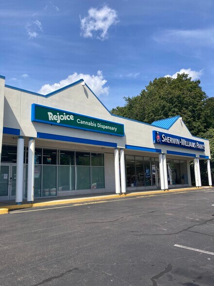 More Photos Of 411-431 W Main St, Norwich Freestanding For Lease